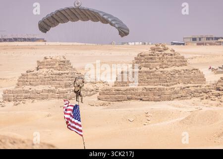 Gizeh, Égypte. 06 septembre 2025. Un soldat américain parachute près des grandes pyramides de Gizeh lors de l’exercice militaire multinational Bright Star 25, le 6 septembre 2025 à Gizeh, en Égypte. Soldats représentant les États-Unis Égypte, Royaume-Uni, Italie, Grèce, Chypre, Arabie saoudite, Inde, Jordanie, Kirghizistan, Qatar, L'Afrique du Sud et le Yémen ont participé à l'exercice. Crédit : Joseph Kumzak/U.S. Photo de l'armée/Alamy Live News Banque D'Images