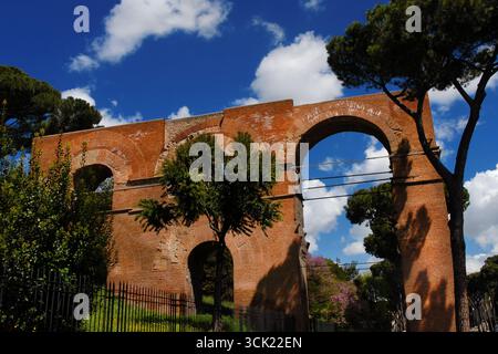 Arcus Neroniani (aqueduc de Néron) ruines antiques, entre la colline Célienne et la colline Palatine à Rome Banque D'Images