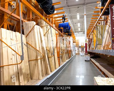Planches de bois empilées dans l'allée de l'entrepôt Banque D'Images