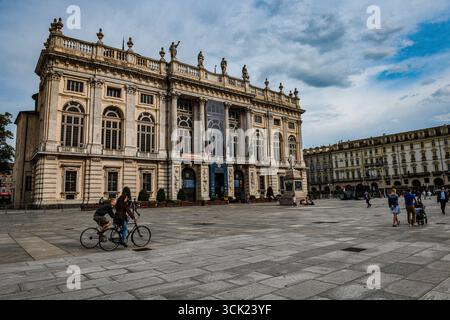 Une photo grand angle du Palazzo Madama sur la Piazza Castello, Turin. La photographie met en valeur l'architecture baroque ornée et les statues du palais Banque D'Images