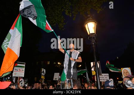 Londres, Royaume-Uni. 09th Sep, 2025. Un manifestant pro-palestinien brandissant un drapeau à Whitehall lors de la manifestation contre la visite du président israélien à Londres. 9 septembre 2025. Crédit : Mark York/Alamy Live News Banque D'Images