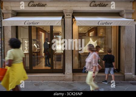 Les gens passant devant le détaillant de bijoux haut de gamme Cartier, Venise, Italie Banque D'Images