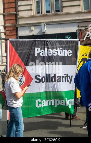 Londres, Royaume-Uni, 6 septembre 2025 :- la Marche nationale pour la Palestine, une bannière pour la campagne de solidarité palestinienne Banque D'Images