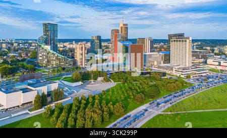 Vue aérienne du quartier central des affaires de Vilnius dans le quartier de Šnipiškės de la capitale lituanienne dans les États baltes Banque D'Images