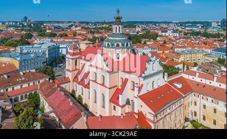 Vue aérienne de l'église Saint-Casimir à Vilnius, capitale de la Lituanie dans les États baltes Banque D'Images