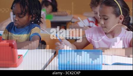 Utilisation de tablettes rouges et bleues deux élèves écrivant dans des cahiers sur les bureaux de l'école, avec des chaises orange Banque D'Images