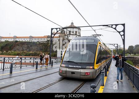 Système de tramway sur le pont de fer historique Dom Luis I sur le fleuve Douro à Porto, Portugal Banque D'Images