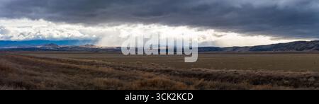 Panorama de la tempête de pluie sur le paysage hivernal au Klamath Basin National Wildlife refuge Complex. Banque D'Images