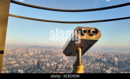 Vue panoramique de la ville depuis le point de vue élevé au coucher du soleil Banque D'Images