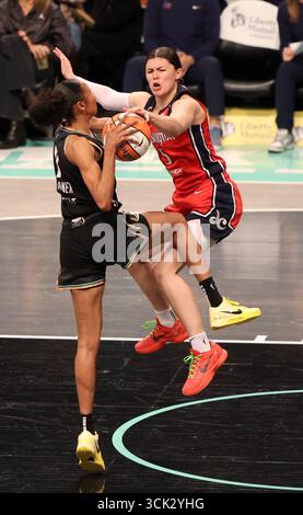 9 septembre 2025 ; Brooklyn, New York, États-Unis; Rebekah Gardner (7 ans) et Jade Melbourne (5 ans), gardes de Washington Mystics, se battent pour le ballon en première mi-temps au Barclays Center. Crédit obligatoire : Jess Stiles (photo de Jess Stiles/Sipa USA) crédit : Sipa USA/Alamy Live News Banque D'Images