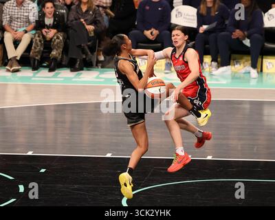 9 septembre 2025 ; Brooklyn, New York, États-Unis; Rebekah Gardner (7 ans) et Jade Melbourne (5 ans), gardes de Washington Mystics, se battent pour le ballon en première mi-temps au Barclays Center. Crédit obligatoire : Jess Stiles (photo de Jess Stiles/Sipa USA) crédit : Sipa USA/Alamy Live News Banque D'Images