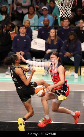 9 septembre 2025 ; Brooklyn, New York, États-Unis; Rebekah Gardner (7 ans) et Jade Melbourne (5 ans), gardes de Washington Mystics, se battent pour le ballon en première mi-temps au Barclays Center. Crédit obligatoire : Jess Stiles (photo de Jess Stiles/Sipa USA) crédit : Sipa USA/Alamy Live News Banque D'Images