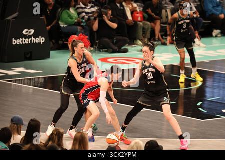 9 septembre 2025 ; Brooklyn, New York, États-Unis; la garde New-yorkaise Liberty Sabrina Ionescu (20 ans) et l'attaquante Breanna Stewart (30 ans) gardent Washington Mystics Jade Melbourne (5 ans) à la fin de la première mi-temps au Barclays Center. Crédit obligatoire : Jess Stiles (photo de Jess Stiles/Sipa USA) crédit : Sipa USA/Alamy Live News Banque D'Images