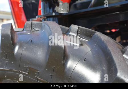 Gros plan sur le protecteur de pneu neuf de roue du tracteur. Banque D'Images