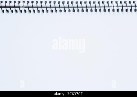 toile de fond abstraite : gros plan de la page blanche vierge du carnet de croquis avec reliure à spirale Banque D'Images