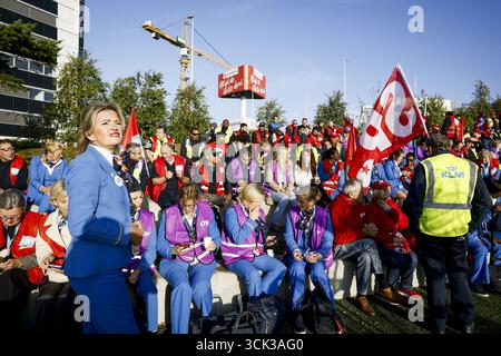 SCHIPHOL - membres de l'équipe au sol de KLM lors d'un arrêt de travail en raison d'un mécontentement à l'égard d'une convention collective de travail conclue par KLM avec trois autres syndicats. ANP KOEN VAN WEEL pays-bas Out - belgique Out Banque D'Images