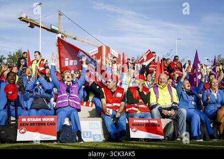 SCHIPHOL - membres de l'équipe au sol de KLM lors d'un arrêt de travail en raison d'un mécontentement à l'égard d'une convention collective de travail conclue par KLM avec trois autres syndicats. ANP KOEN VAN WEEL pays-bas Out - belgique Out Banque D'Images