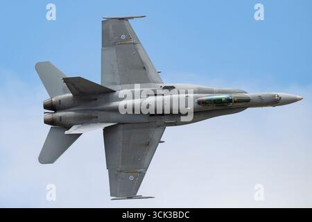 McDonnell Douglas F/A-18C Hornet du 11e Escadron de la Force aérienne finlandaise présente l'un des meilleurs spectacles de voltige au Royal International Air Tattoo Banque D'Images