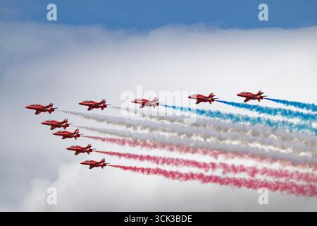Neuf BAE Hawk Advanced Jet Trainers de la RAF Red Arrows dans la formation Big Battle arrivent au-dessus de la RAF Fairford dans les Cotswolds pour commencer leur exposition Banque D'Images