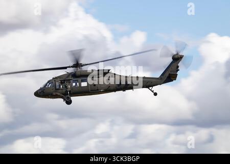 L'hélicoptère suédois AF2 Hkpskv Black Hawk quitte la RAF Fairford après avoir participé au Royal International Air Tattoo Banque D'Images