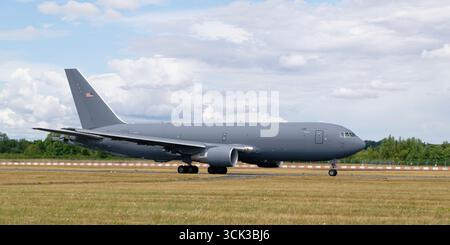 Un Boeing KC-46A Pegasus Military transport AirTanker de la 108th Wing United States Air National Guard décolle de la RAF Fairford. Banque D'Images