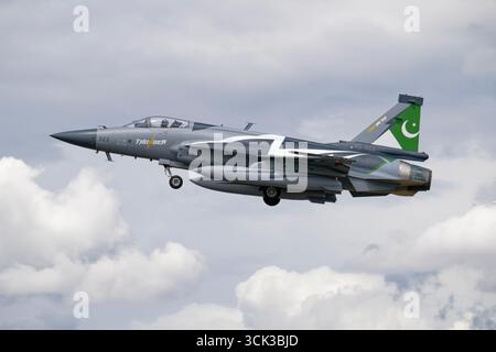 Pakistan Air Force Chengdu JF-17 Thunder combat Jet Fighter 23-323 quitte la RAF Fairford après avoir participé au Royal International Air Tattoo Banque D'Images