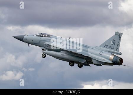 Pakistan Air Force Chengdu JF-17 Thunder combat Jet Fighter 23-319 quitte la RAF Fairford après avoir participé au Royal International Air Tattoo Banque D'Images