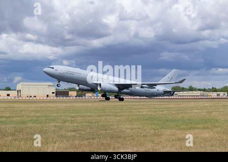 Airbus A330 Tanker transport Airbus de la Royal Netherlands Air Force quitte la base aérienne de Fairford dans le sud de l'Angleterre après le RIAT Banque D'Images