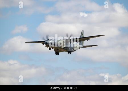 Un avion de transport militaire Airbus C295 de la 242e escadron de transport et spécial de l'armée de l'air tchèque arrive à la RAF Fairford pour assister au RIAT Banque D'Images