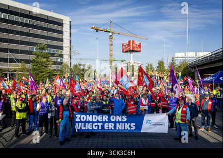 SCHIPHOL - membres de l'équipe au sol de KLM lors d'un arrêt de travail en raison d'un mécontentement à l'égard d'une convention collective de travail conclue par KLM avec trois autres syndicats. ANP KOEN VAN WEEL pays-bas Out - belgique Out Banque D'Images