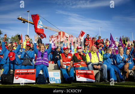 SCHIPHOL - membres de l'équipe au sol de KLM lors d'un arrêt de travail en raison d'un mécontentement à l'égard d'une convention collective de travail conclue par KLM avec trois autres syndicats. ANP KOEN VAN WEEL pays-bas Out - belgique Out Banque D'Images