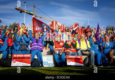 SCHIPHOL - membres de l'équipe au sol de KLM lors d'un arrêt de travail en raison d'un mécontentement à l'égard d'une convention collective de travail conclue par KLM avec trois autres syndicats. ANP KOEN VAN WEEL pays-bas Out - belgique Out Banque D'Images