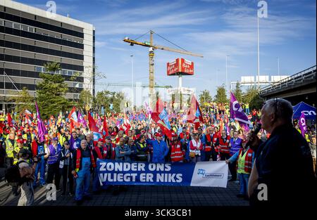 SCHIPHOL - membres de l'équipe au sol de KLM lors d'un arrêt de travail en raison d'un mécontentement à l'égard d'une convention collective de travail conclue par KLM avec trois autres syndicats. ANP KOEN VAN WEEL pays-bas Out - belgique Out Banque D'Images