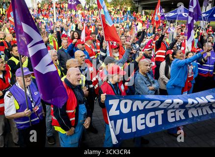 SCHIPHOL - membres de l'équipe au sol de KLM lors d'un arrêt de travail en raison d'un mécontentement à l'égard d'une convention collective de travail conclue par KLM avec trois autres syndicats. ANP KOEN VAN WEEL pays-bas Out - belgique Out Banque D'Images