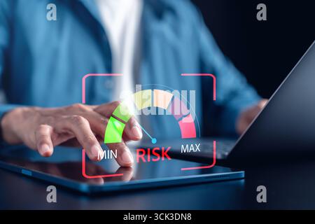 Gestion des risques avec et indicateur de niveau de risque, planification financière, prise de décision, sécurité des affaires, stratégie d'évaluation des risques. Banque D'Images