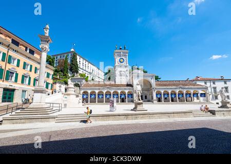 Loggia et Tempietto de San Giovanni avec à son sommet la tour de l'horloge, sur la place Piazza Libertà dans la ville historique d'Udine, Italie. Banque D'Images