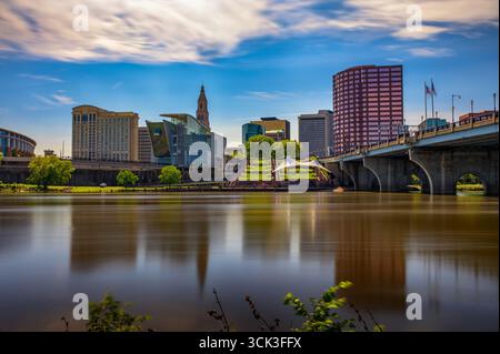 Hartford Skyline avec Founders Bridge et Connecticut River Banque D'Images