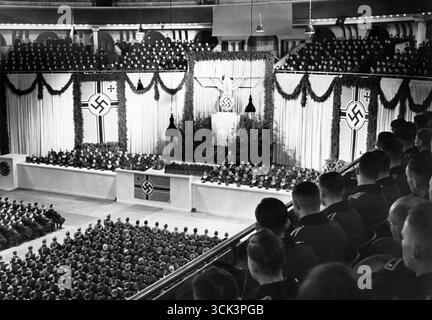 Réunion nazie – Führer Adolf Hitler s’adresse aux officiers cadets au Palais des Sports. Vue de la salle pendant le discours.. Symboles nazis visibles. 1940 Banque D'Images