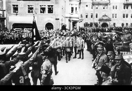 Les salutations nazies – Adolf Hitler à droite reçoit le défilé de sa voiture Mercedes ouverte, 1931 Banque D'Images