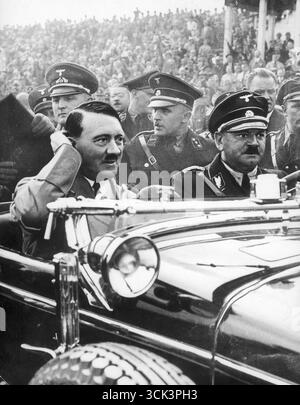 Politicien Adolf Hitler et son chauffeur Julius Schreck dans la voiture, années 1930 - étrange photo de presse à l'air ancienne, peut-être retouchée pour les journaux Banque D'Images