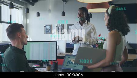 Présentation des données de feuille de calcul, homme en chemise blanche équipe de briefing dans le bureau, avec ordinateur portable et stylos Banque D'Images