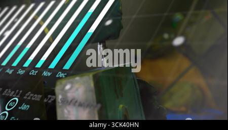 Guidage du foret manuel ganté dans la pièce à usiner dans un étau d'atelier, avec superposition de diagramme à barres Banque D'Images