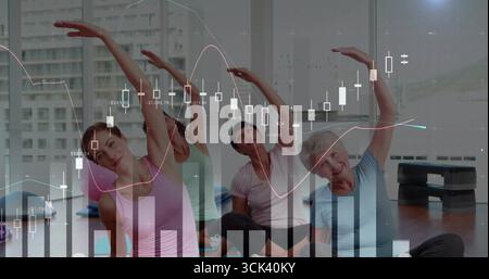 Exécution de quatre femmes s'étirant latéralement sur des tapis de yoga dans un studio de yoga, avec superposition financière Banque D'Images