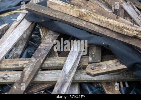 pile de bois et de plastique posée sur le sol Banque D'Images