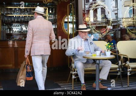 Deux hommes élégamment habillés au Caffe Concerto, Haymarket, Londres, Royaume-Uni Banque D'Images