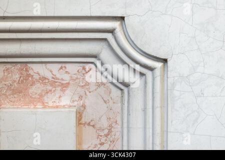 Vue détaillée d'un élément décoratif en marbre et stuc dans l'architecture classique, mettant en valeur l'artisanat complexe, les couleurs et les textures pour le design i. Banque D'Images