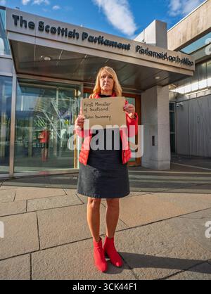 Édimbourg, Écosse, Royaume-Uni. 10 septembre 2025. Manifestants et victimes de faute professionnelle médicale manifestent le jour de l'ouverture de l'enquête Eljamel. L'enquête Eljamel est une enquête publique écossaise créée en vertu de la loi sur les enquêtes de 2005. Il concerne la pratique professionnelle de M. Eljamel, neurochirurgien consultant à l’hôpital Ninewells du NHS Tayside à Dundee entre 1995 et 2014. Pic : Jules Rose, victime et principal militant pour les victimes d'Eljamel remet en main une lettre au premier ministre détaillant leurs plaintes. Iain Masterton/Alamy Live News. Banque D'Images