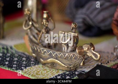La décoration traditionnelle en métallurgie montre un batelier et une passagère lors d'une exposition à Delhi, en Inde. Banque D'Images