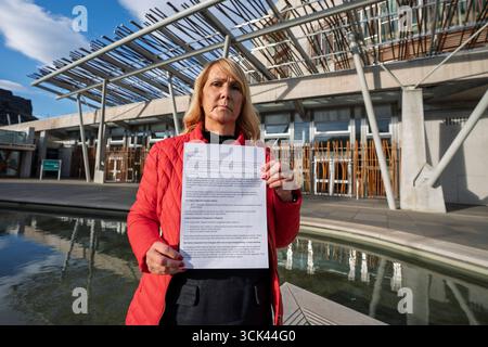 Édimbourg, Écosse, Royaume-Uni. 10 septembre 2025. Manifestants et victimes de faute professionnelle médicale manifestent le jour de l'ouverture de l'enquête Eljamel. L'enquête Eljamel est une enquête publique écossaise créée en vertu de la loi sur les enquêtes de 2005. Il concerne la pratique professionnelle de M. Eljamel, neurochirurgien consultant à l’hôpital Ninewells du NHS Tayside à Dundee entre 1995 et 2014. Pic : Jules Rose, victime et principal militant pour les victimes d'Eljamel remet en main une lettre au premier ministre détaillant leurs plaintes. Iain Masterton/Alamy Live News. Banque D'Images