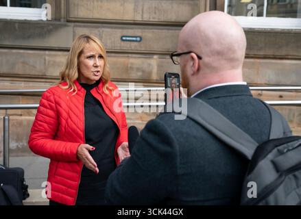 Édimbourg, Écosse, Royaume-Uni. 10 septembre 2025. Manifestants et victimes de faute professionnelle médicale manifestent le jour de l'ouverture de l'enquête Eljamel. L'enquête Eljamel est une enquête publique écossaise créée en vertu de la loi sur les enquêtes de 2005. Il concerne la pratique professionnelle de M. Eljamel, neurochirurgien consultant à l’hôpital Ninewells du NHS Tayside à Dundee entre 1995 et 2014. Pic : Jules Rose, victime et principal militant pour les victimes d’Eljamel. Iain Masterton/Alamy Live News. Banque D'Images